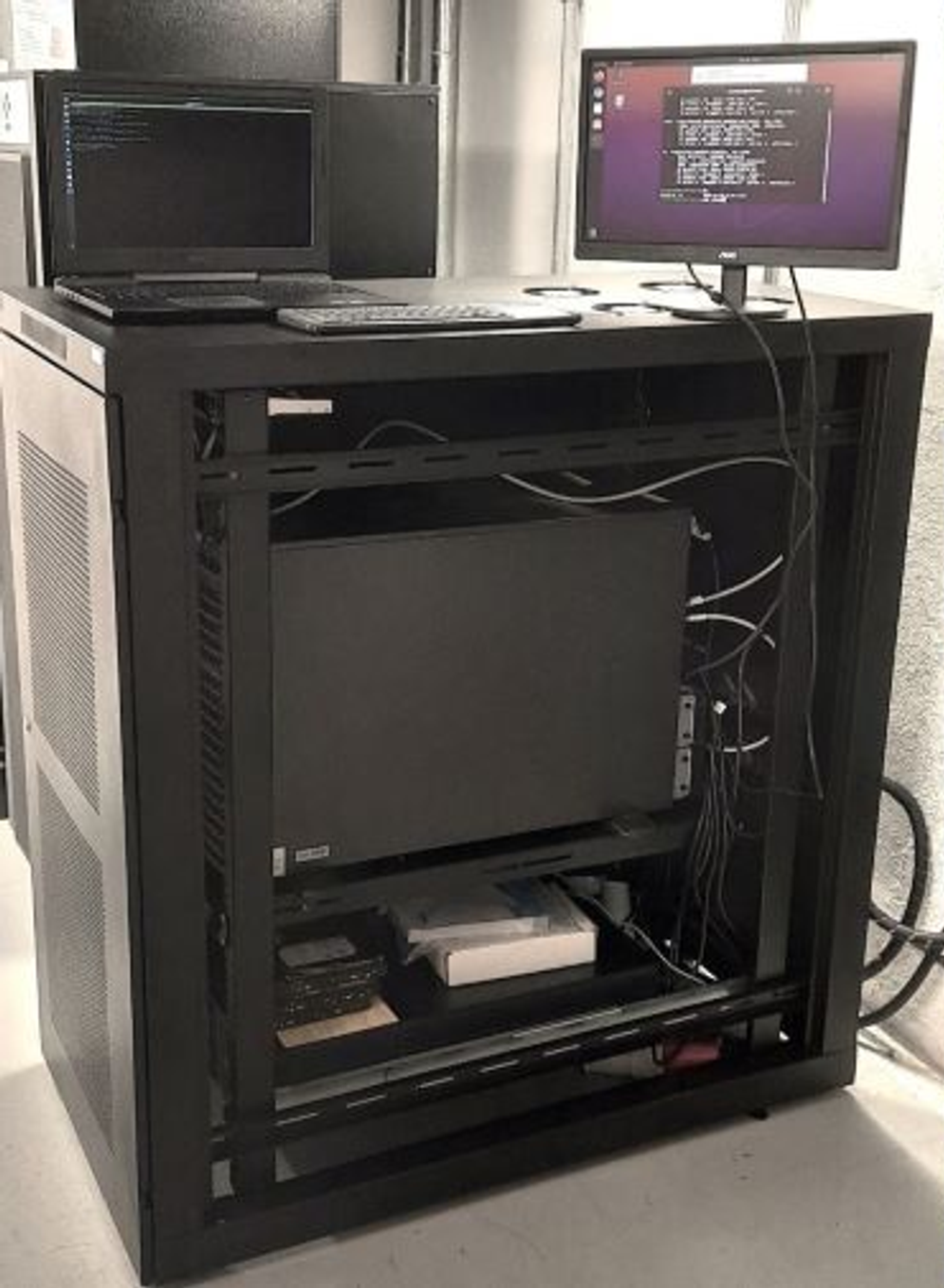 Monstrão - Supercomputador do Insper
Fonte:https://www.insper.edu.br/noticias/conhece-o-monstrao-saiba-mais-sobre-o-supercomputador-do-insper/